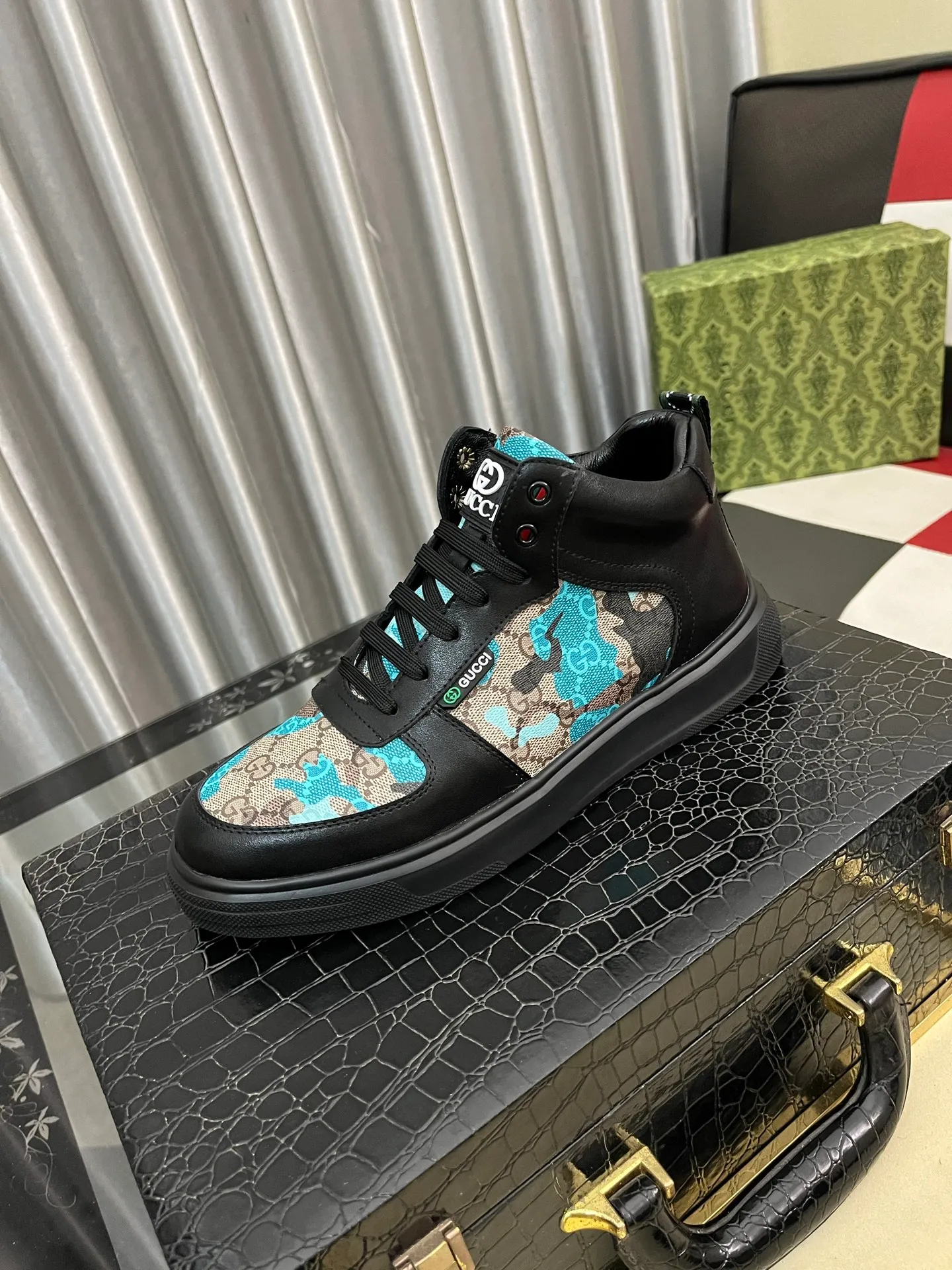 Men's shoes💰: 420⌚️⌚️[GUCCI sheepskin lining] Men's classic Gucci high-top casual shoes, original quality💯The upper is made of imported Italian cowhide and sheepskin lining, with fine workmanship and high-end atmosphere. Has a fashionable and exemplary look. Original rubber wear-resistant outsole. Code number: 38-44